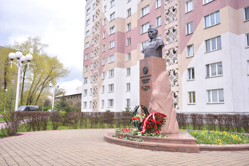 Состоялась торжественная церемония возложения цветов к памятнику Героя Советского Союза Джумаша Асаналиева
