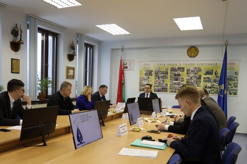 Министр информации провел заседание Наблюдательного совета факультета журналистики БГУ  
