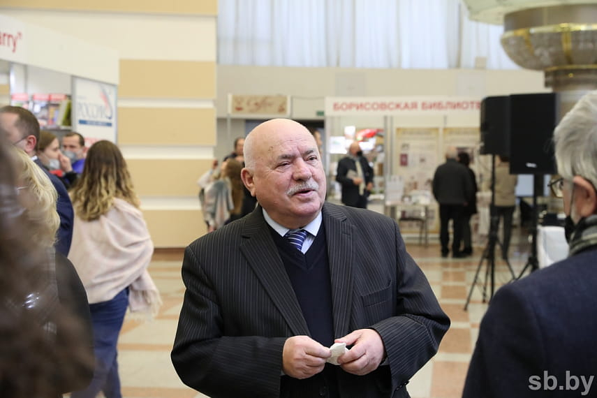 Чергинец: писатели должны своим талантом служить объединению людей
