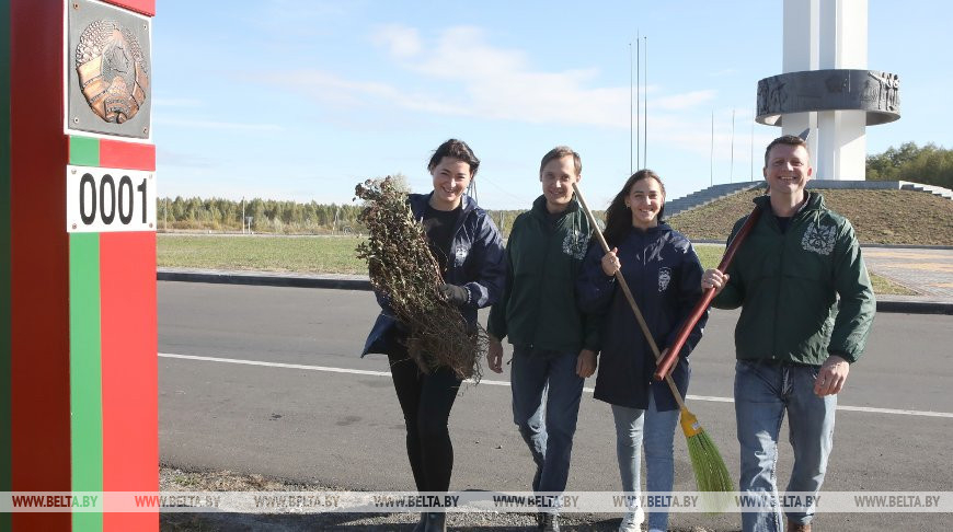 Молодежь Гомельской области заложила ландшафтную композицию у Монумента Дружбы
