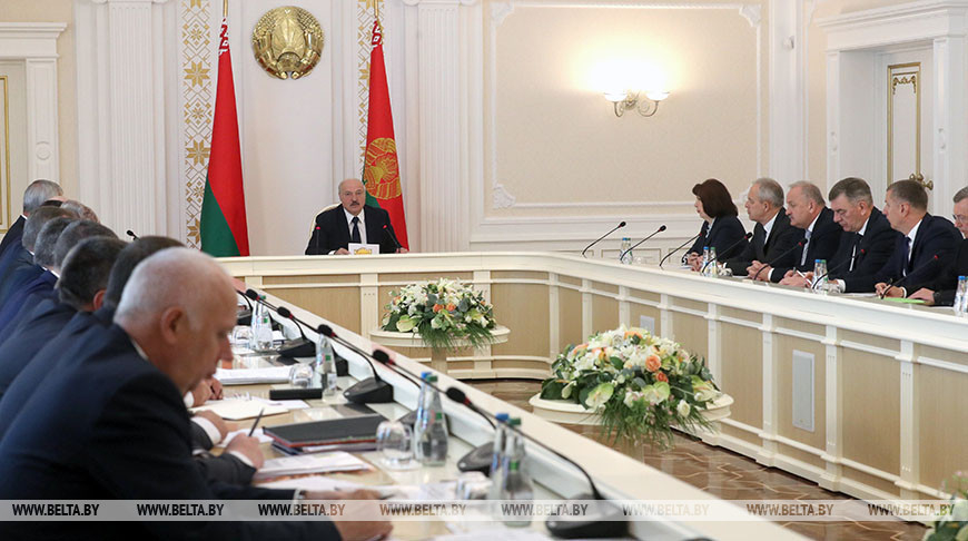 Президент потребовал решительно реагировать на деструктив в СМИ, несмотря на электоральную кампанию
