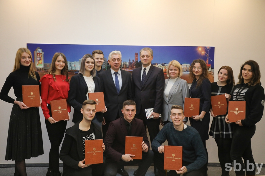 Финалисты конкурса «Студент года — 2019» подарили Национальной библиотеке любимые книги
