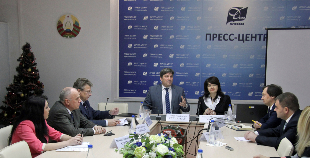 
  Пытанні ўзаемадзеяння ў дзяржаўнай інфармацыйнай
палітыцы рэгіянальных сродкаў масавай інфармацыі абмеркавалі на круглым стале 
 
