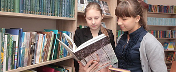 Книги из разных стран на полках «Дружбы»
