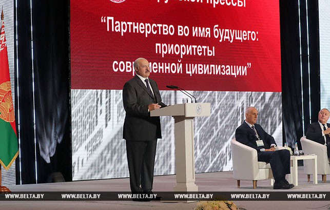 
   Лукашенко: ответственность за публичное слово и у политика, и у журналиста возрастает на порядок  
 
