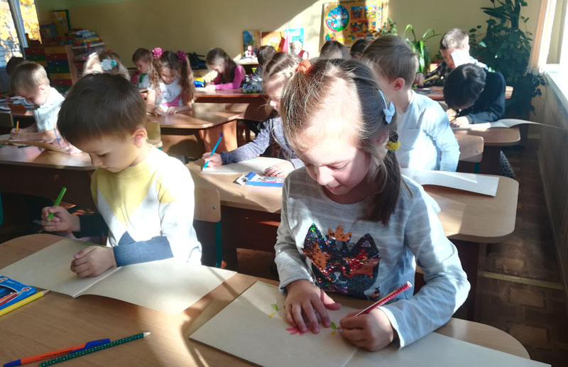 Издательство «Народная асвета» провело акцию «Подари улыбку маме!»
