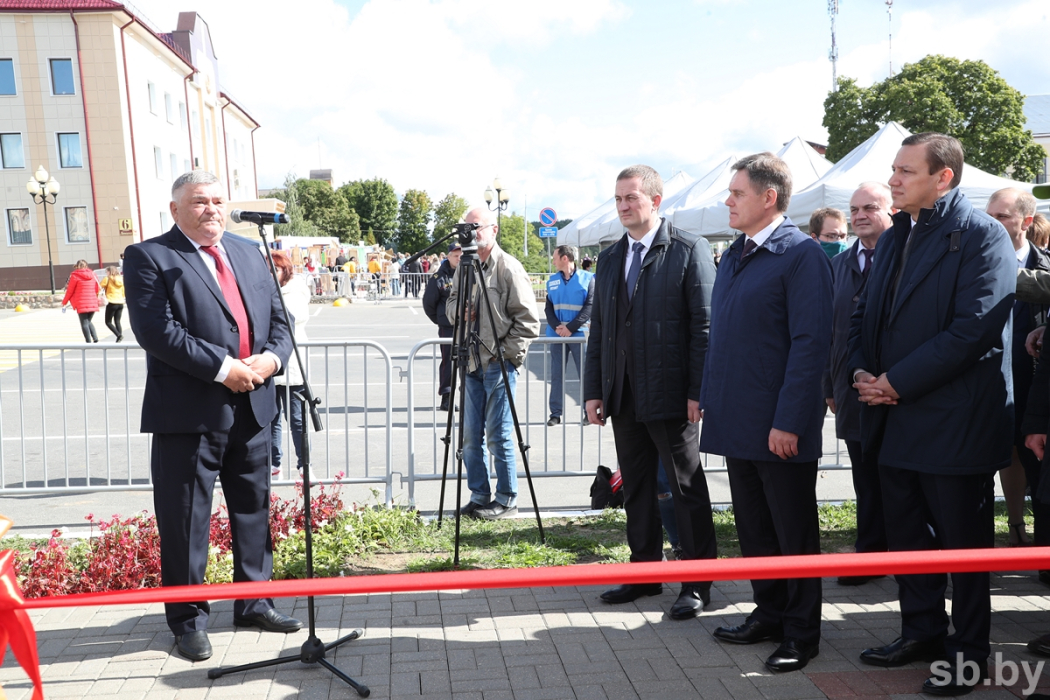 17 букв и QR-коды: в центральном парке Копыля появилась Аллея писателей
